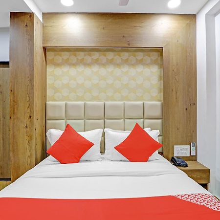 OYO 85289 Hotel Raffles Ahmedabad Eksteriør billede