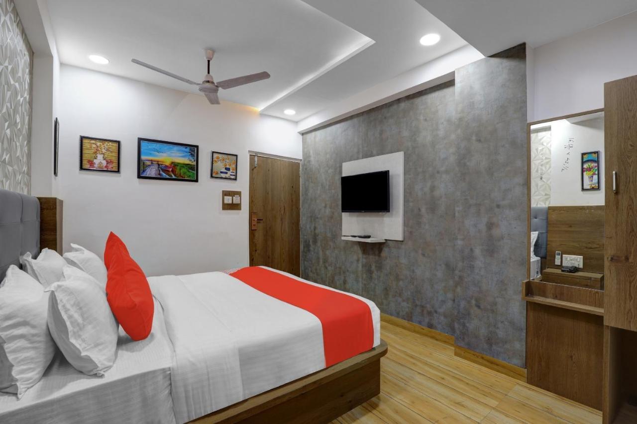 OYO 85289 Hotel Raffles Ahmedabad Eksteriør billede