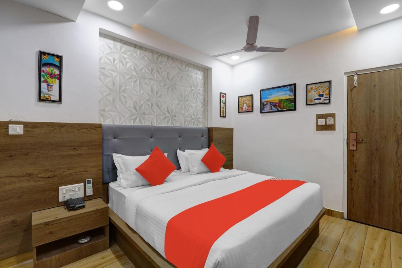 OYO 85289 Hotel Raffles Ahmedabad Eksteriør billede