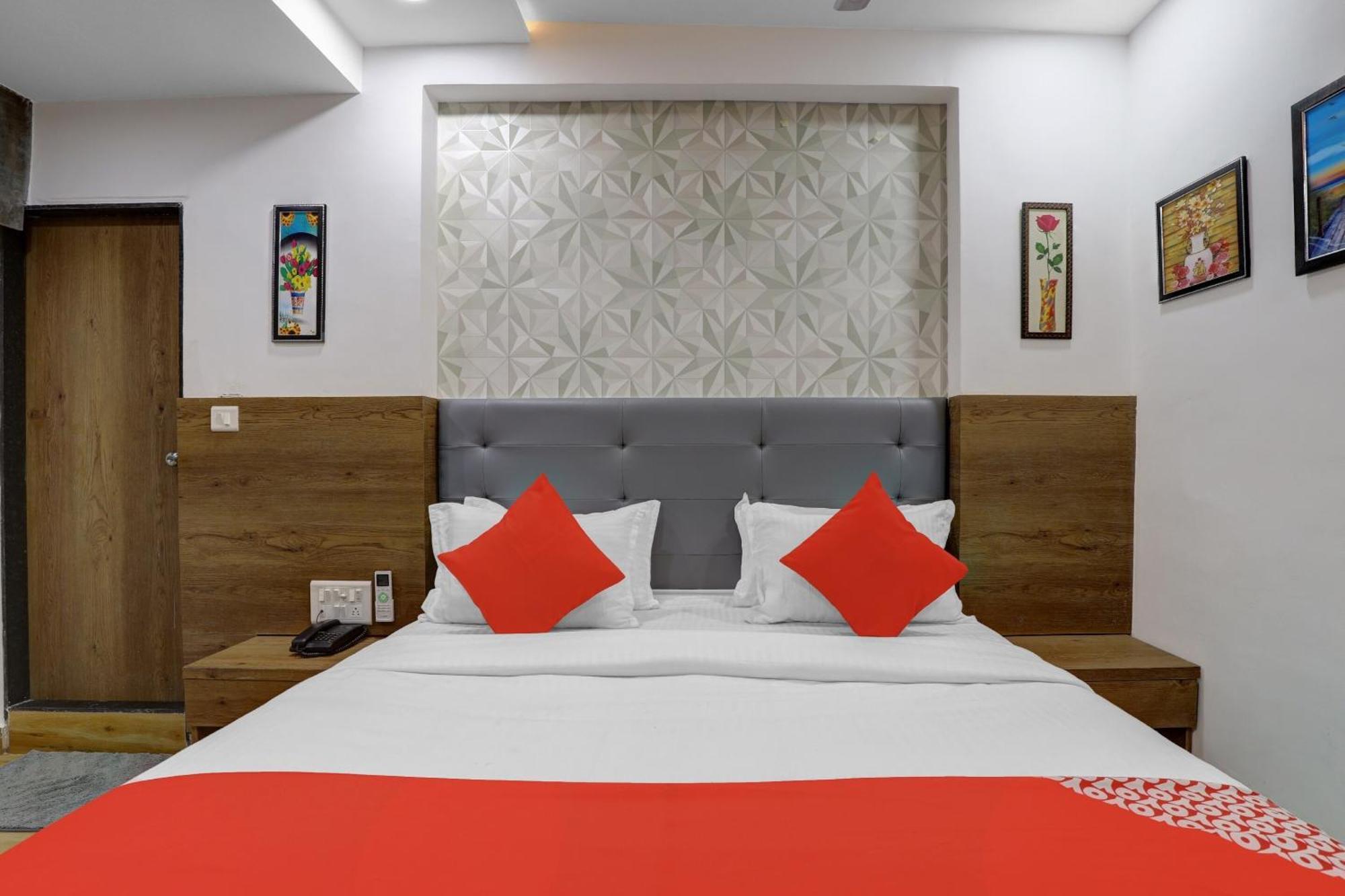OYO 85289 Hotel Raffles Ahmedabad Eksteriør billede