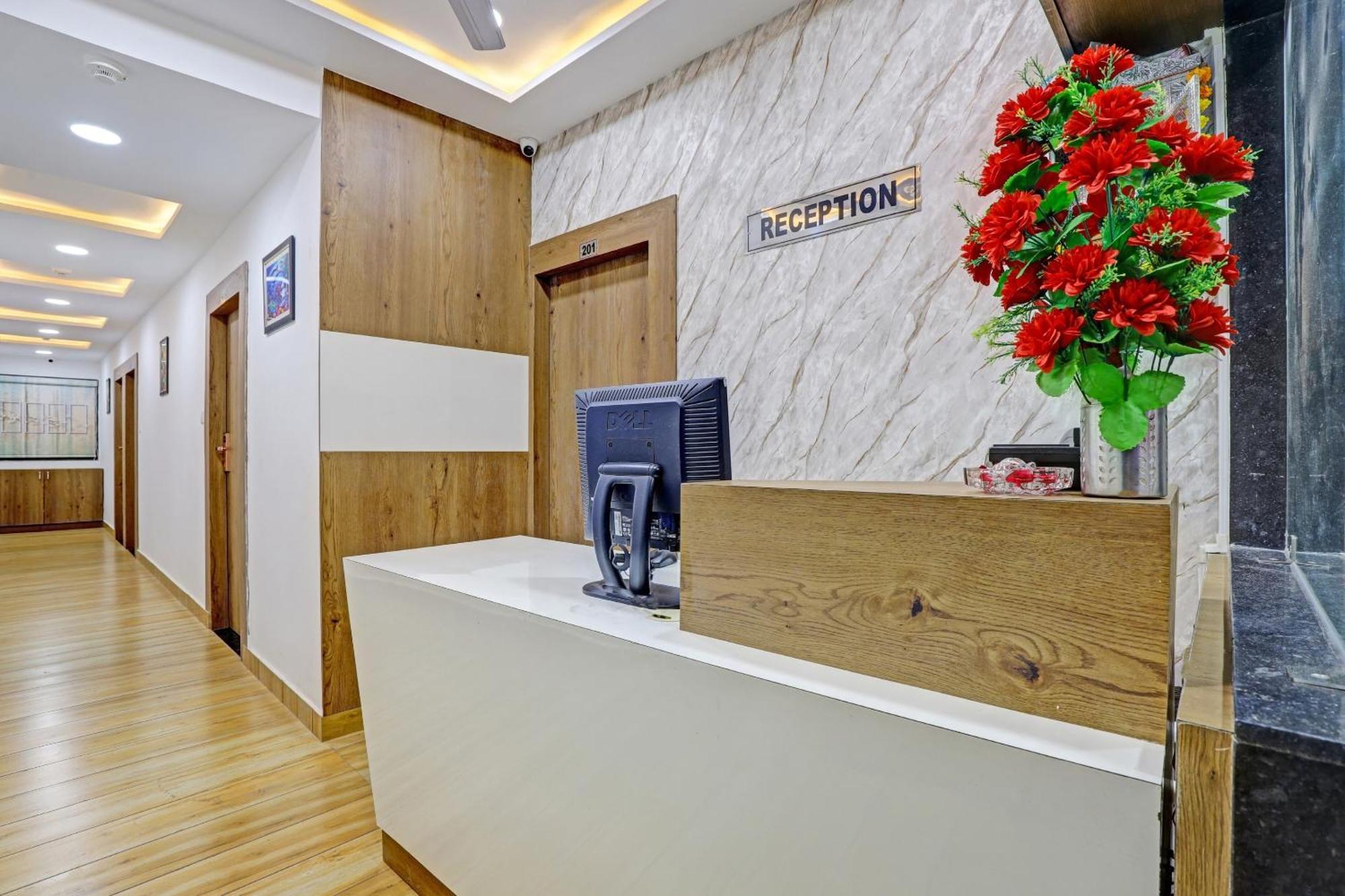 OYO 85289 Hotel Raffles Ahmedabad Eksteriør billede