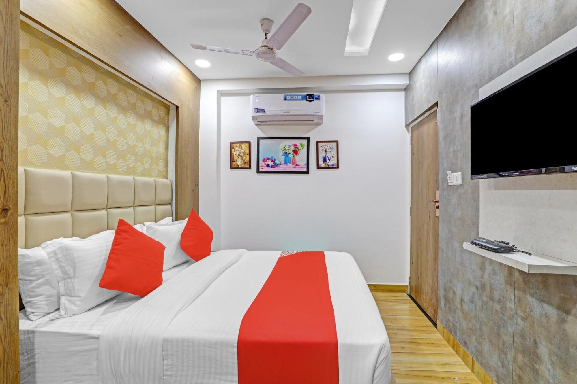 OYO 85289 Hotel Raffles Ahmedabad Eksteriør billede