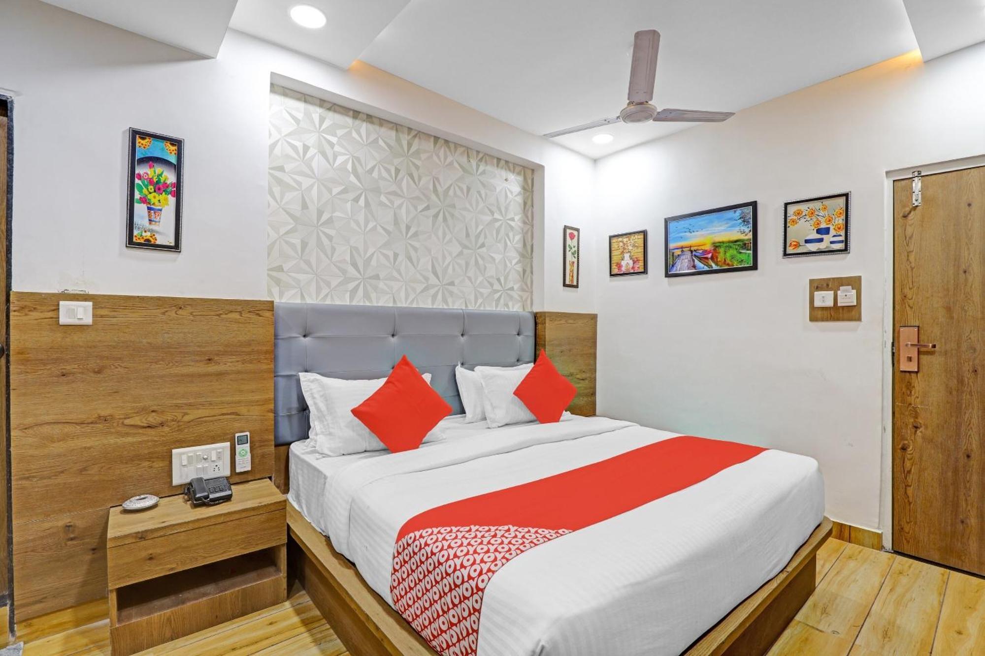 OYO 85289 Hotel Raffles Ahmedabad Eksteriør billede