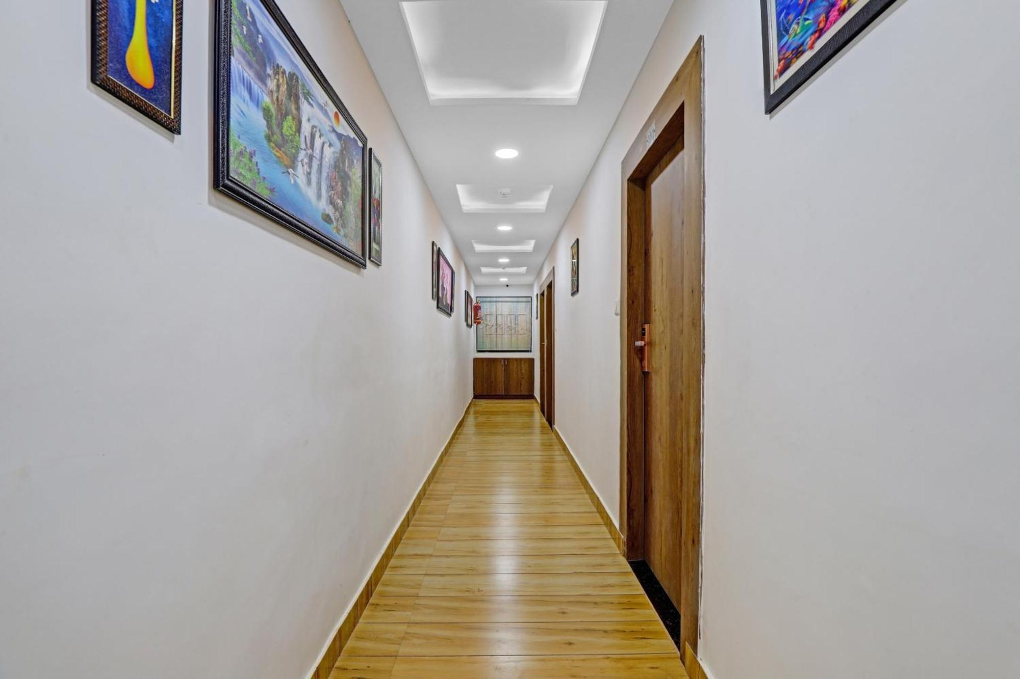 OYO 85289 Hotel Raffles Ahmedabad Eksteriør billede