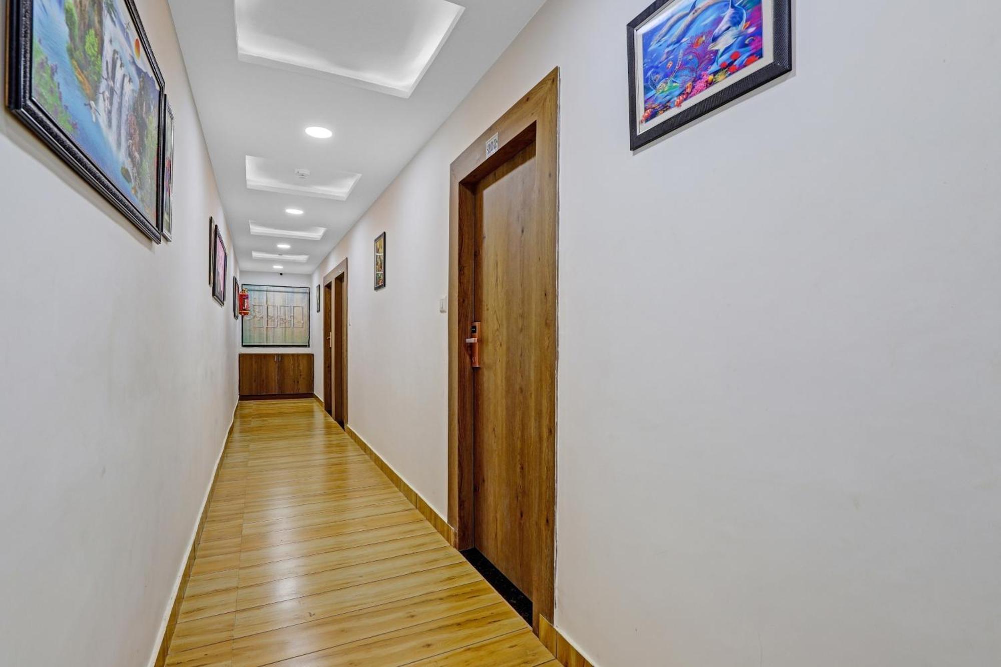 OYO 85289 Hotel Raffles Ahmedabad Eksteriør billede