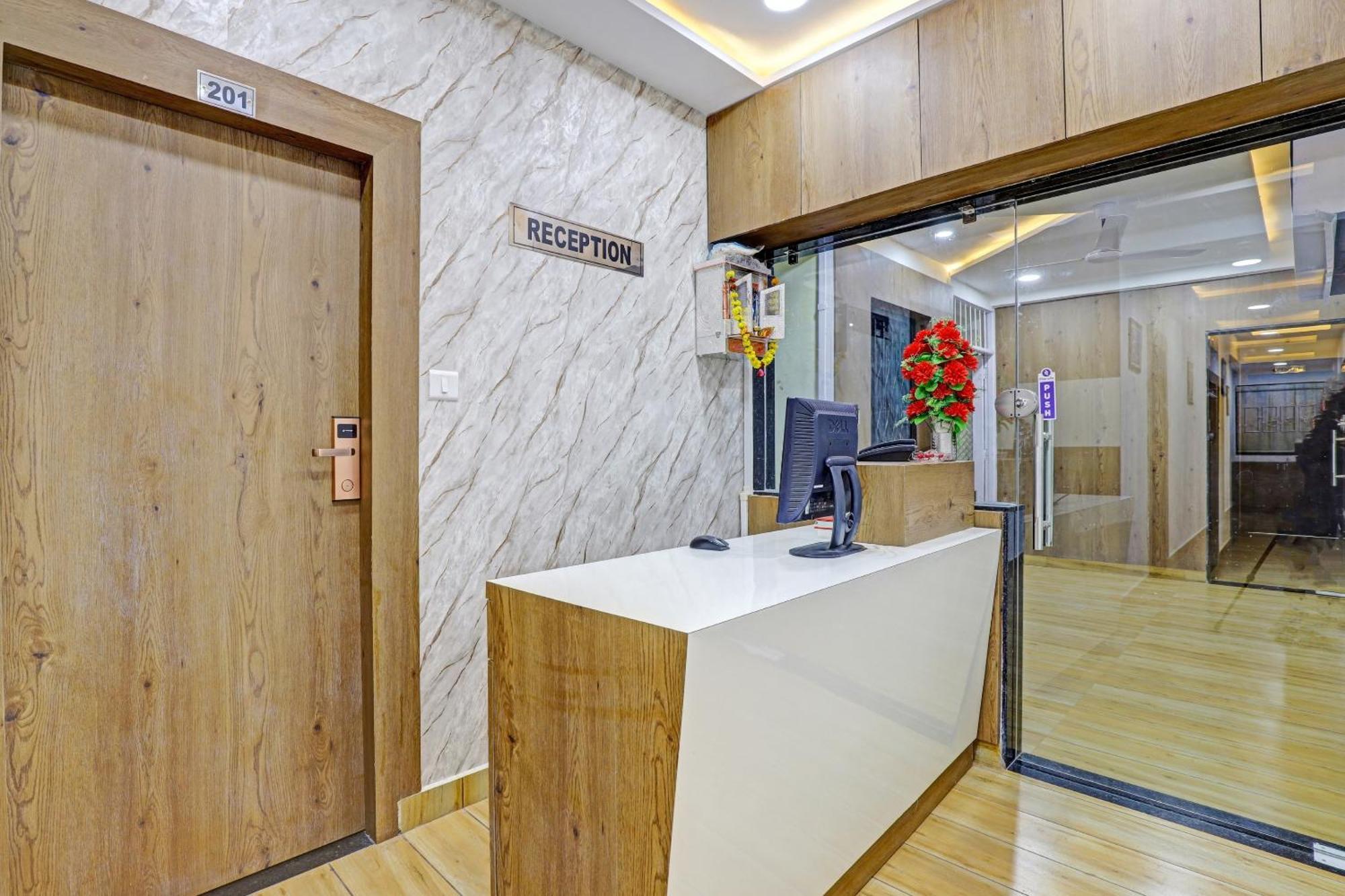 OYO 85289 Hotel Raffles Ahmedabad Eksteriør billede
