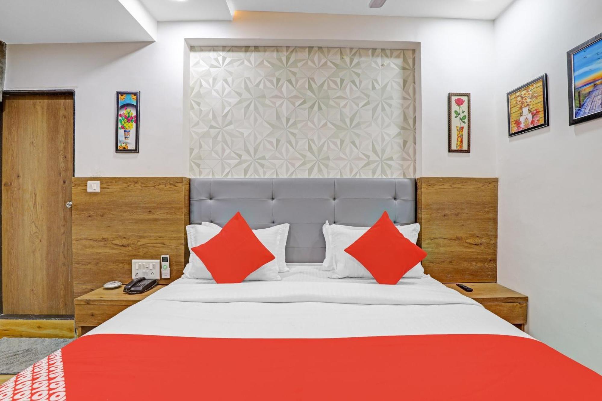 OYO 85289 Hotel Raffles Ahmedabad Eksteriør billede