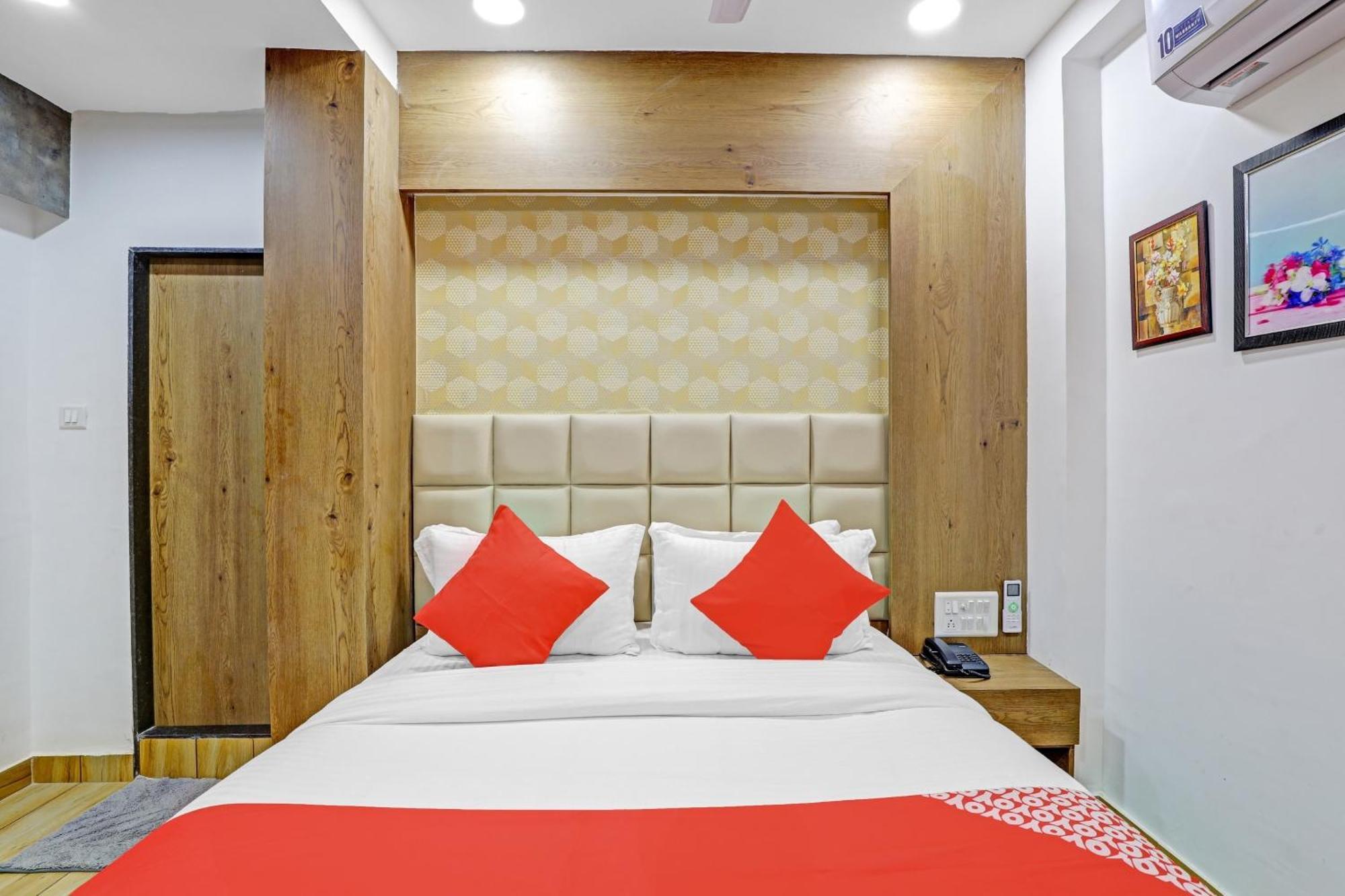OYO 85289 Hotel Raffles Ahmedabad Eksteriør billede
