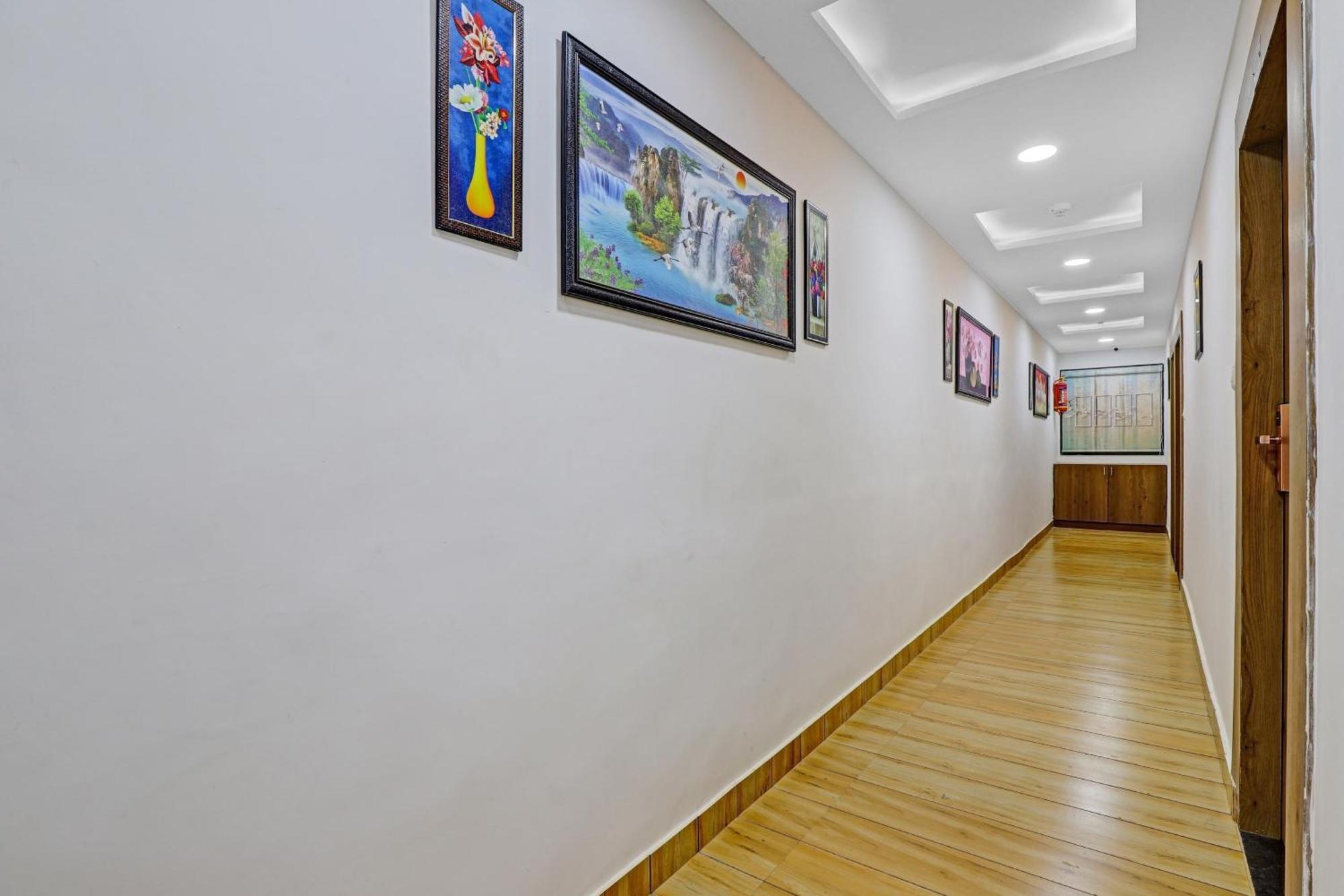 OYO 85289 Hotel Raffles Ahmedabad Eksteriør billede