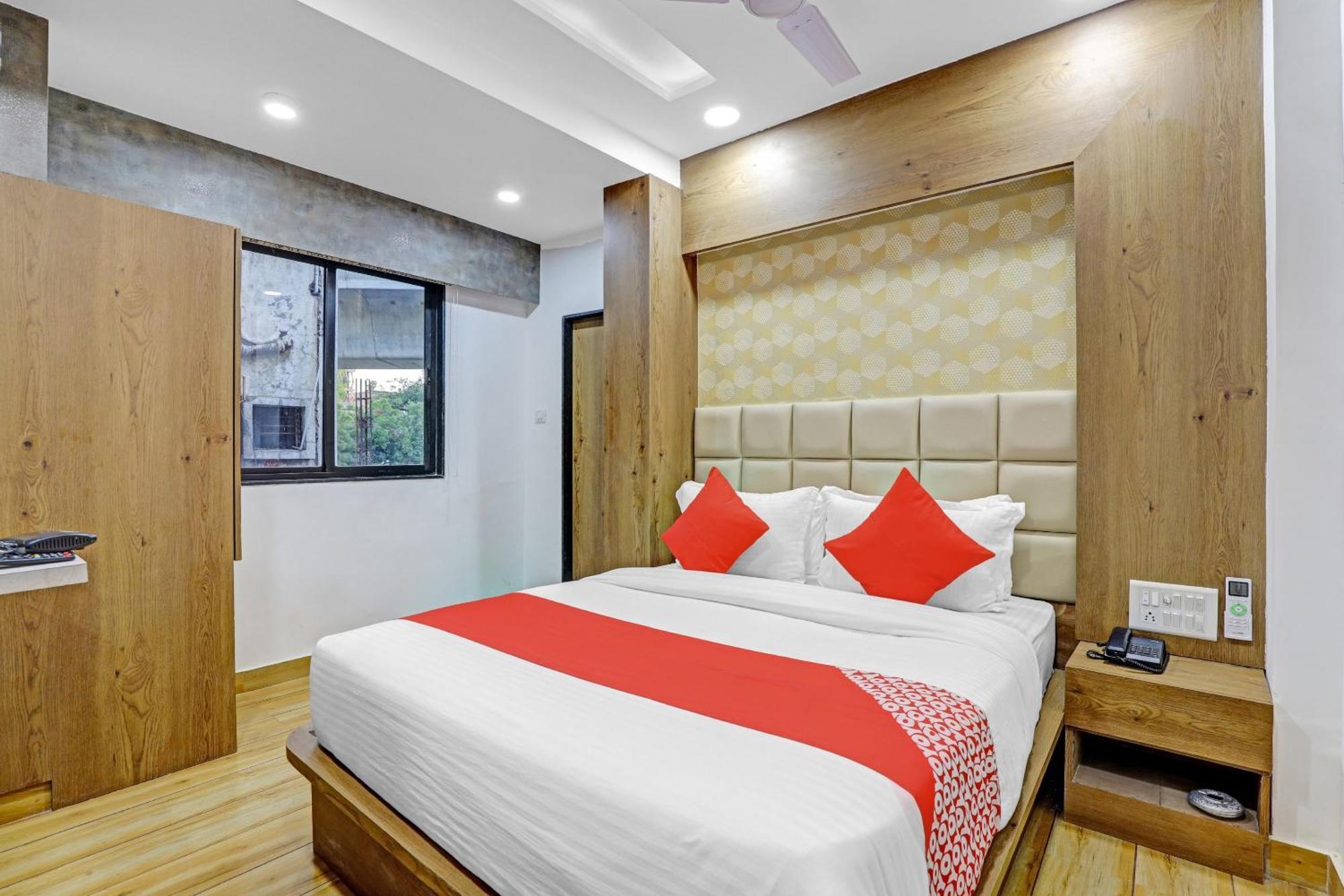 OYO 85289 Hotel Raffles Ahmedabad Eksteriør billede