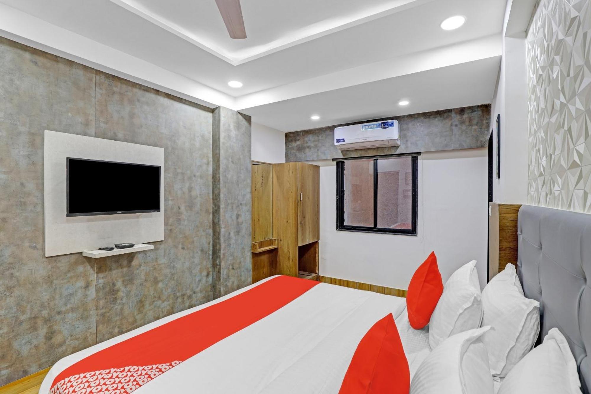 OYO 85289 Hotel Raffles Ahmedabad Eksteriør billede