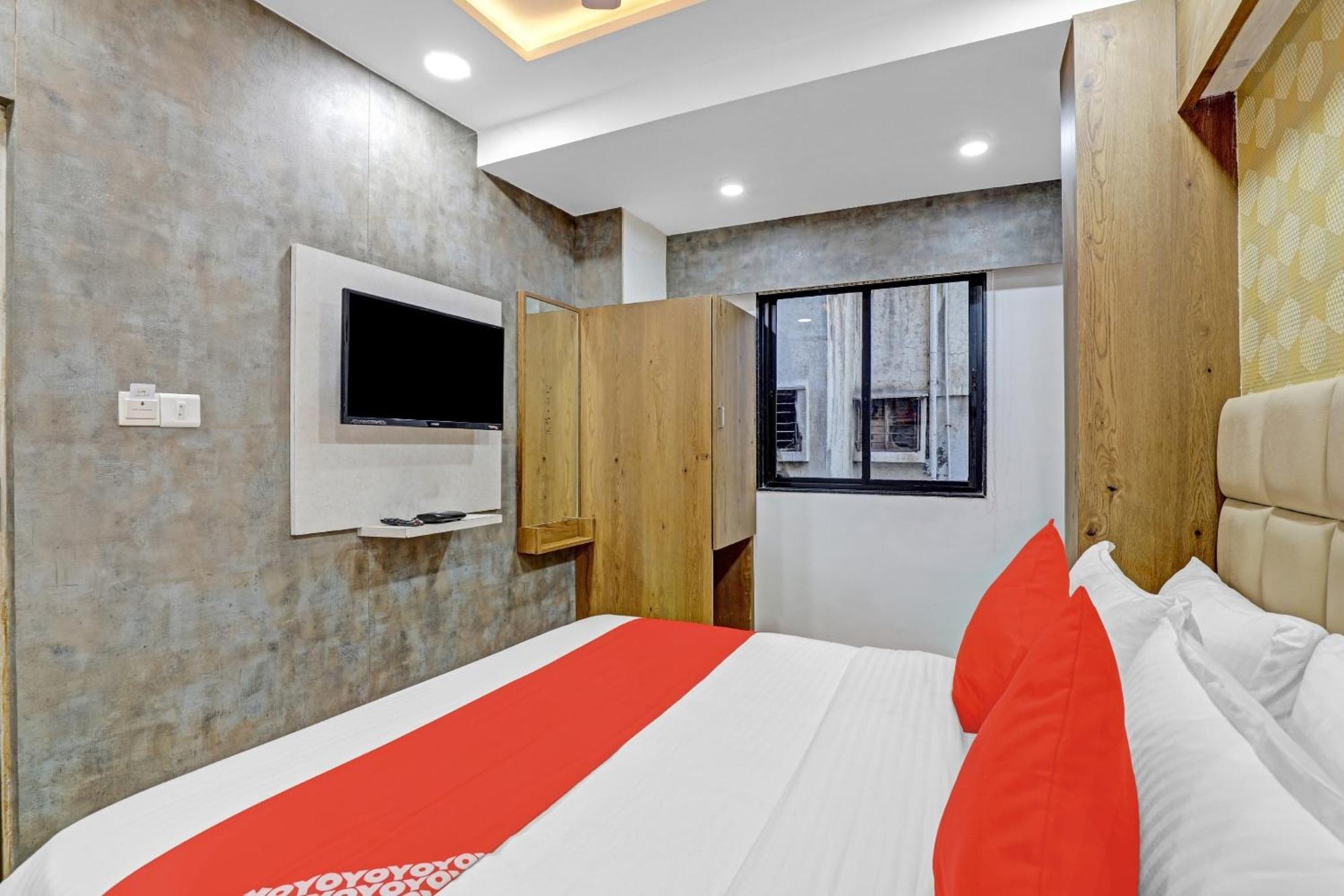 OYO 85289 Hotel Raffles Ahmedabad Eksteriør billede